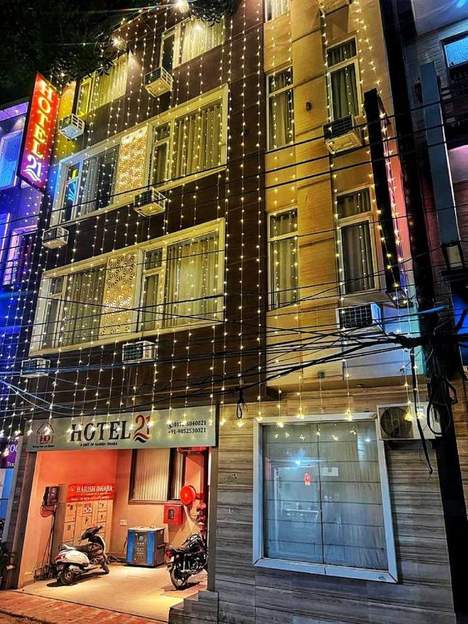 21 Next To Chd Railway Station Hotel 4*